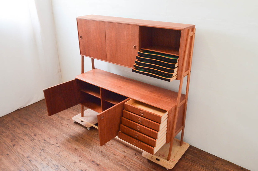 デンマークビンテージ　チーク材　北欧テイストのお部屋づくりにぴったり!!木の温もりを感じさせる洗練されたフォルムのサイドボード(キャビネット、収納棚、戸棚、ヴィンテージ、北欧)(R-074204)