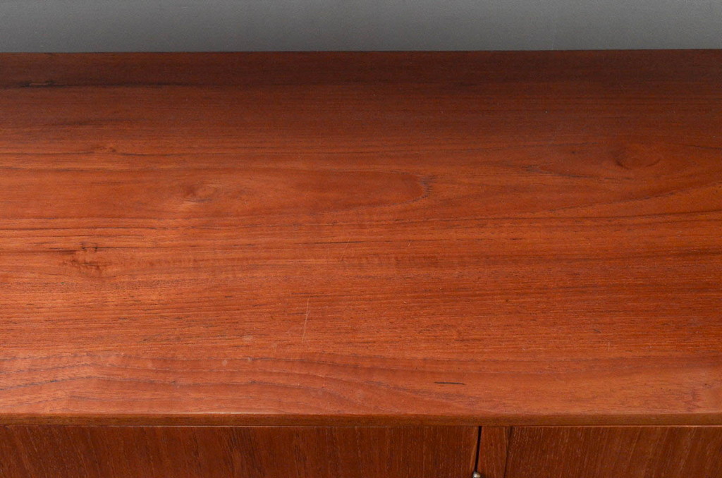 デンマークビンテージ　チーク材　北欧テイストのお部屋づくりにぴったり!!木の温もりを感じさせる洗練されたフォルムのサイドボード(キャビネット、収納棚、戸棚、ヴィンテージ、北欧)(R-074204)