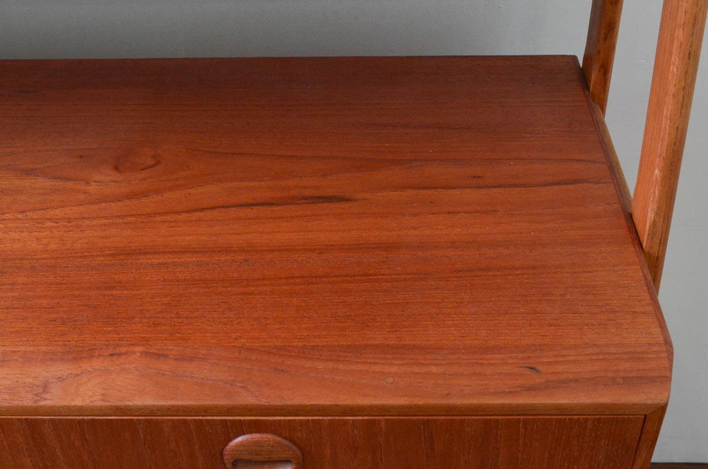 デンマークビンテージ　チーク材　北欧テイストのお部屋づくりにぴったり!!木の温もりを感じさせる洗練されたフォルムのサイドボード(キャビネット、収納棚、戸棚、ヴィンテージ、北欧)(R-074204)
