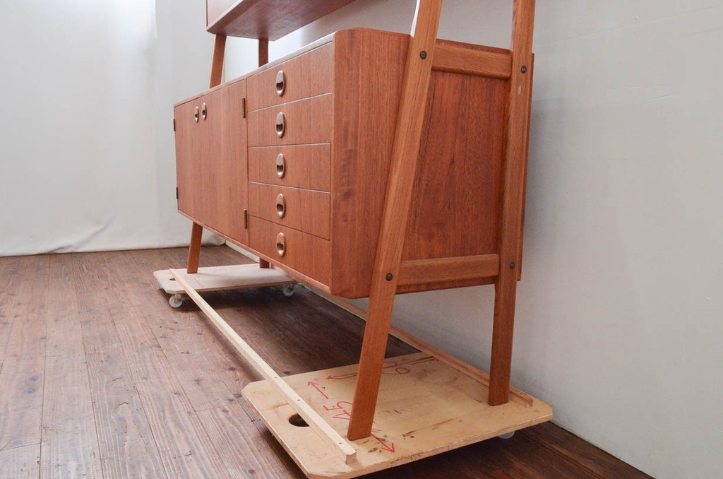 デンマークビンテージ　チーク材　北欧テイストのお部屋づくりにぴったり!!木の温もりを感じさせる洗練されたフォルムのサイドボード(キャビネット、収納棚、戸棚、ヴィンテージ、北欧)(R-074204)