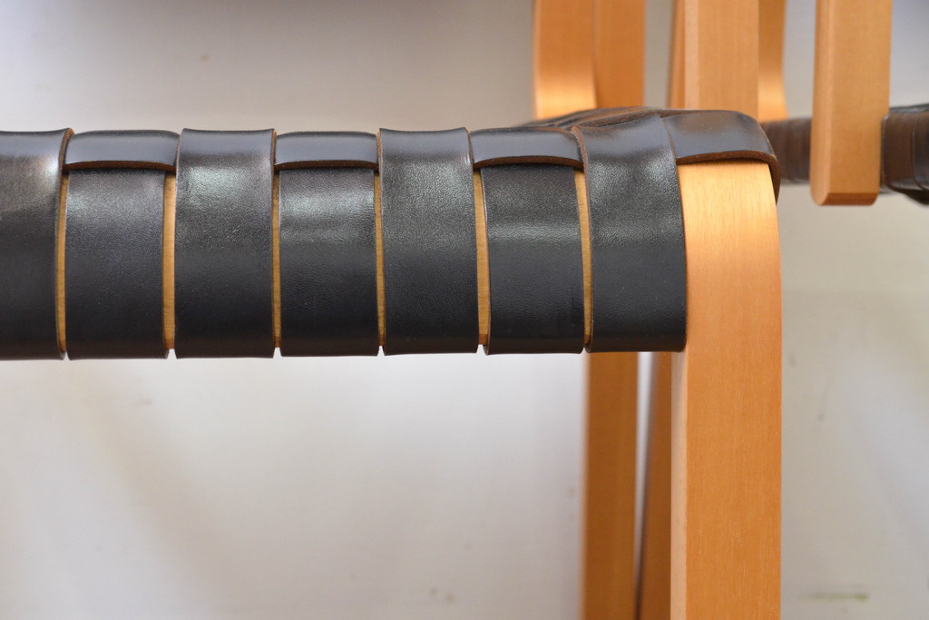 中古　美品　arflex(アルフレックス)　NT(エヌティー)　本革(レザー)　革を編み込んだデザインが個性的なチェア2脚セット(ダイニングチェア、アームチェア、椅子、イス)(定価2脚約32万円)(R-068068)
