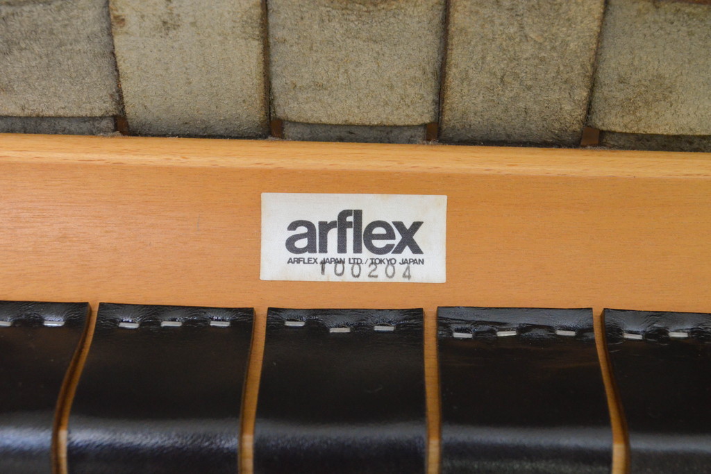 中古　美品　arflex(アルフレックス)　NT(エヌティー)　本革(レザー)　革を編み込んだデザインが個性的なチェア2脚セット(ダイニングチェア、アームチェア、椅子、イス)(定価2脚約32万円)(R-068068)