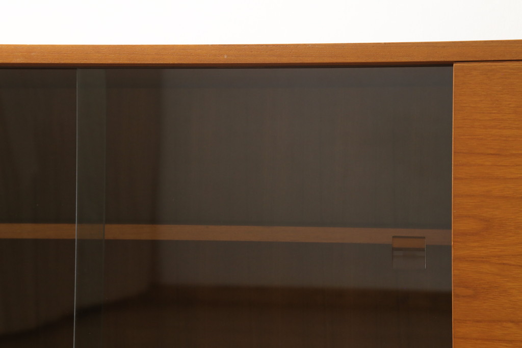 和製ビンテージ　美品　天童木工(Tendo)　チーク材　シンプルでモダンなデザインが空間をお洒落に演出するサイドボード(サイドキャビネット、収納棚、戸棚、テレビ台、テレビボード、ヴィンテージ)(R-075771)