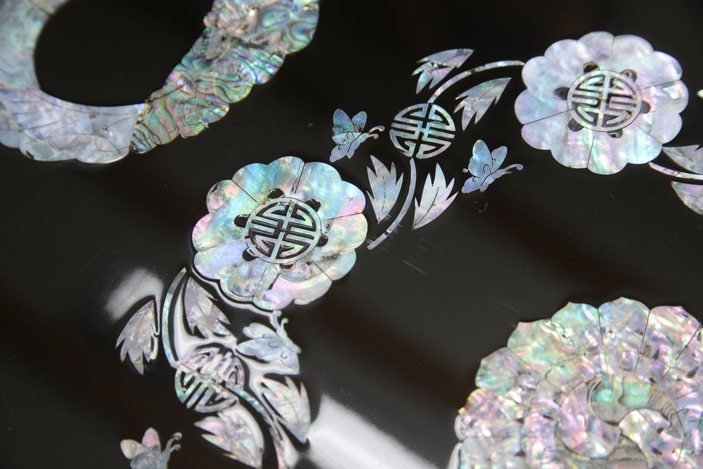 中古　民芸家具　オーバル型　豪華絢爛な螺鈿細工の座卓(定価約67万円)(ローテーブル、センターテーブル)(R-057356)