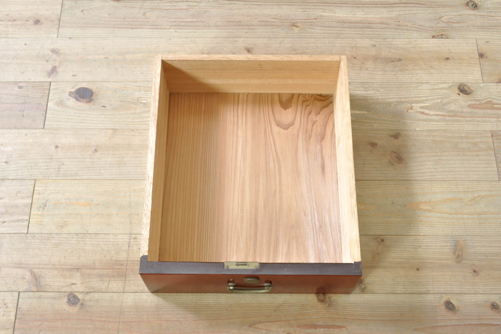 和製ビンテージ　美品!!　前面欅(ケヤキ)材　漆塗り　艶のある木の色味と美しい杢目が魅力的な三段重ね箪笥(収納箪笥、衣装箪笥、着物箪笥、和タンス、引き出し、ヴィンテージ)(R-074020)