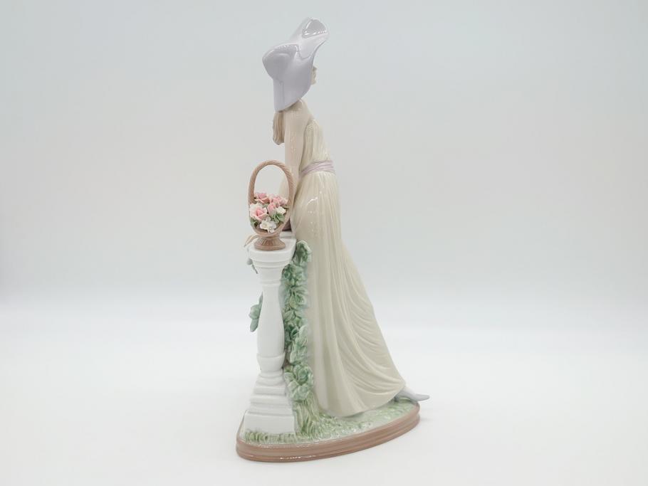 リヤドロ　LLADRO　輝く時　艶めかしく気品漂う女性のフィギュリン(箱なし、陶器人形、置物、オブジェ)(定価181,500円)(R-061896)