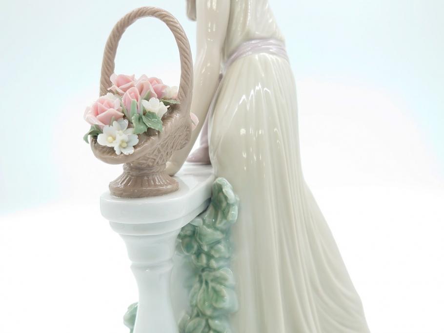 リヤドロ　LLADRO　輝く時　艶めかしく気品漂う女性のフィギュリン(箱なし、陶器人形、置物、オブジェ)(定価181,500円)(R-061896)