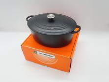 フランス　Le Creuset　ル・クルーゼ　ココット・オーバル　マッドブラック　スタイリッシュなカラーリングと機能性を兼ね備えた万能鍋(箱付き、キッチンウェア、鋳物(いもの)、ホーロー鍋)(R-061899)