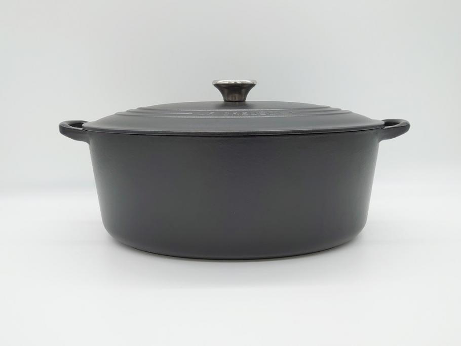 フランス　Le Creuset　ル・クルーゼ　ココット・オーバル　マッドブラック　スタイリッシュなカラーリングと機能性を兼ね備えた万能鍋(箱付き、キッチンウェア、鋳物(いもの)、ホーロー鍋)(R-061899)