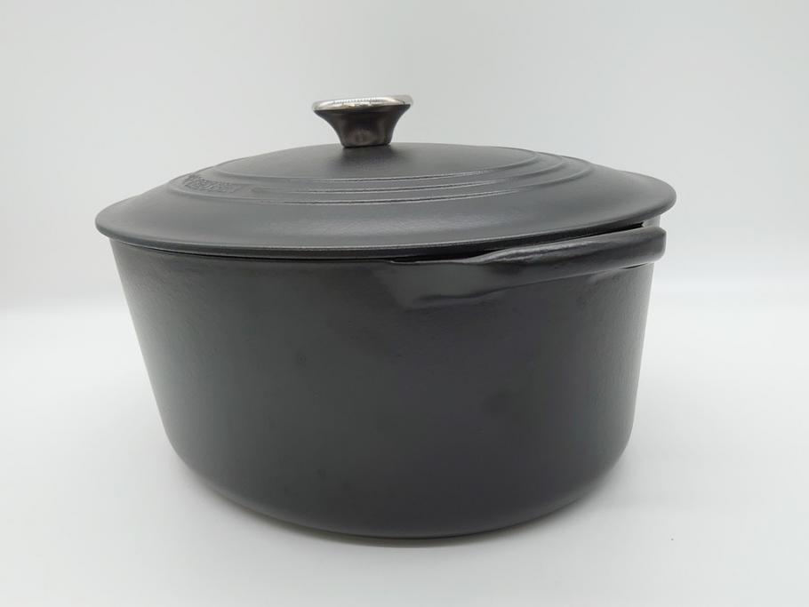 フランス　Le Creuset　ル・クルーゼ　ココット・オーバル　マッドブラック　スタイリッシュなカラーリングと機能性を兼ね備えた万能鍋(箱付き、キッチンウェア、鋳物(いもの)、ホーロー鍋)(R-061899)