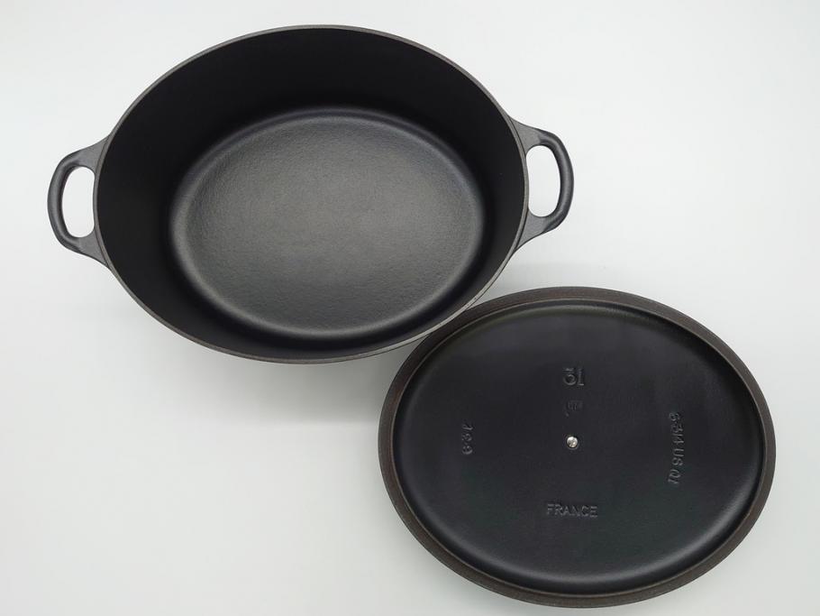 フランス　Le Creuset　ル・クルーゼ　ココット・オーバル　マッドブラック　スタイリッシュなカラーリングと機能性を兼ね備えた万能鍋(箱付き、キッチンウェア、鋳物(いもの)、ホーロー鍋)(R-061899)