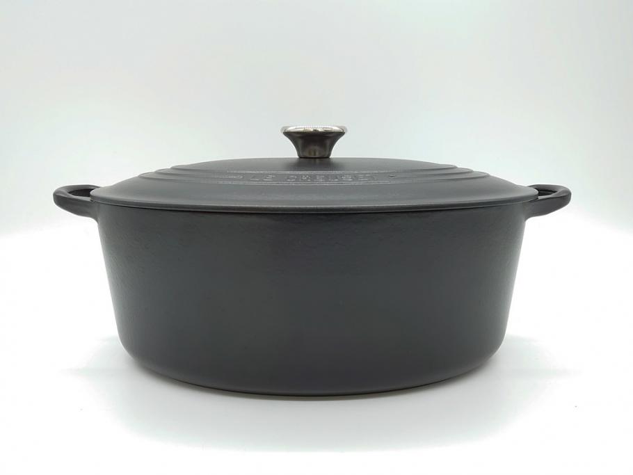 フランス　Le Creuset　ル・クルーゼ　ココット・オーバル　マッドブラック　スタイリッシュなカラーリングと機能性を兼ね備えた万能鍋(箱付き、キッチンウェア、鋳物(いもの)、ホーロー鍋)(R-061899)