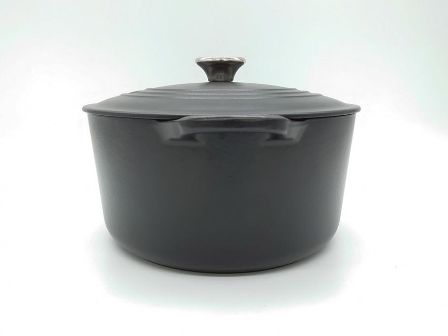 フランス　Le Creuset　ル・クルーゼ　ココット・オーバル　マッドブラック　スタイリッシュなカラーリングと機能性を兼ね備えた万能鍋(箱付き、キッチンウェア、鋳物(いもの)、ホーロー鍋)(R-061899)