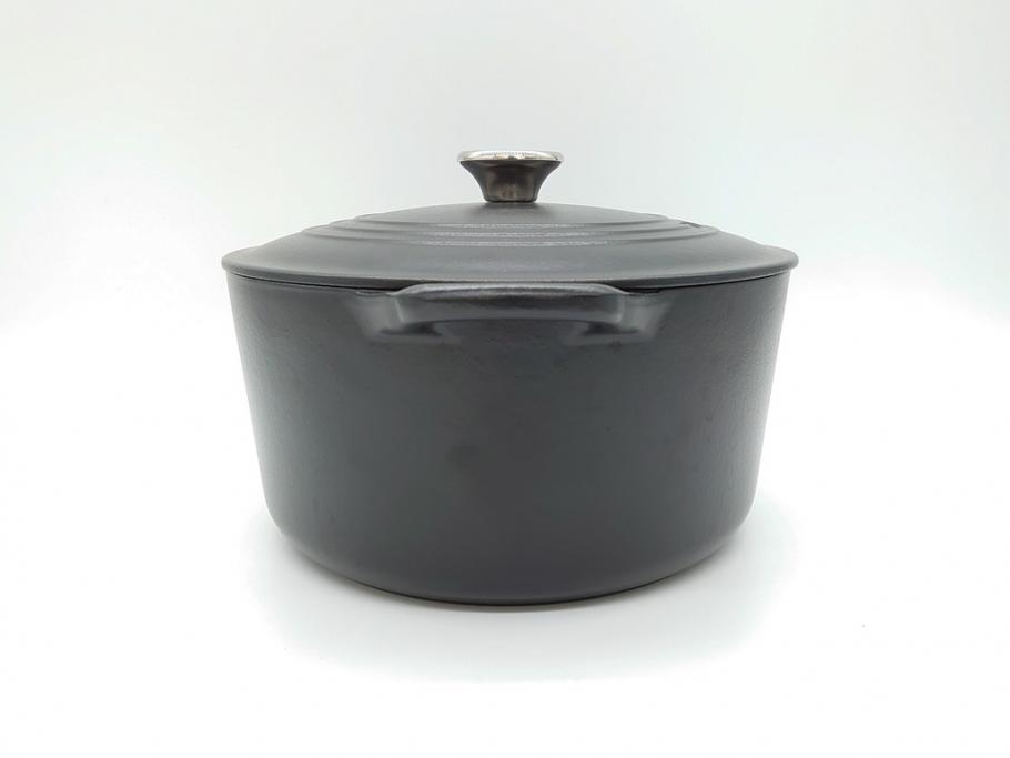 フランス　Le Creuset　ル・クルーゼ　ココット・オーバル　マッドブラック　スタイリッシュなカラーリングと機能性を兼ね備えた万能鍋(箱付き、キッチンウェア、鋳物(いもの)、ホーロー鍋)(R-061899)