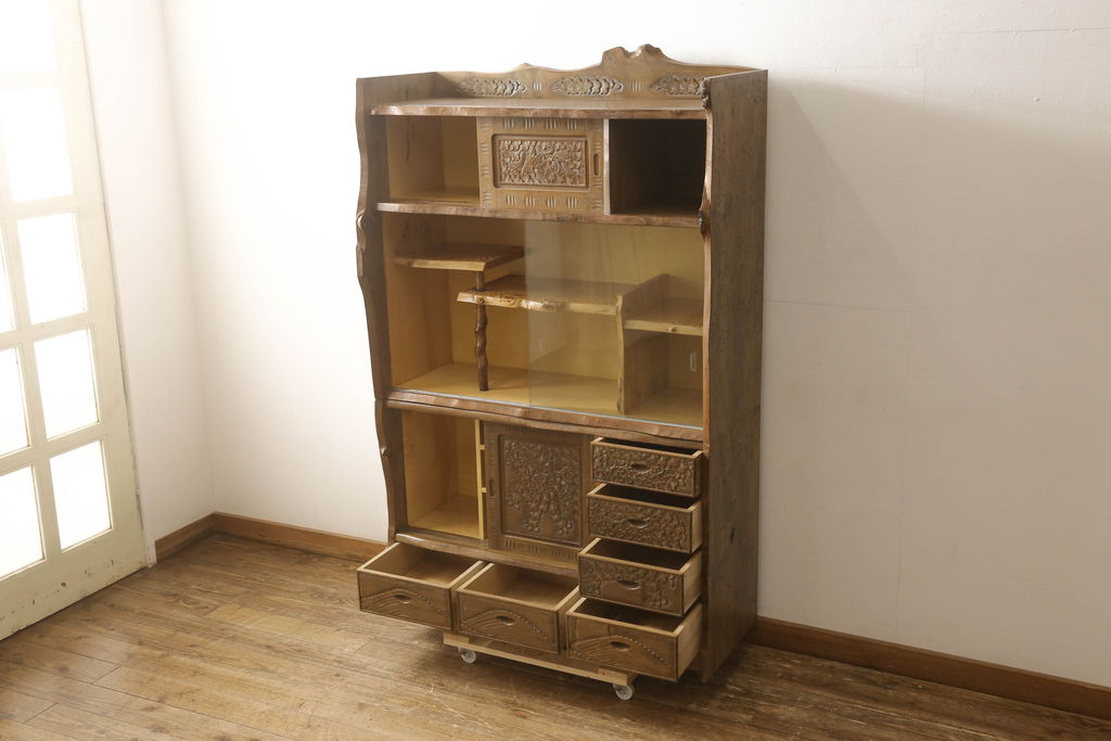 中古　美品　軽井沢彫り　生命力溢れるデザインが魅力的な飾り棚付き収納棚(キャビネット、食器棚、茶棚、戸棚、ディスプレイ棚、陳列棚)(R-061427)