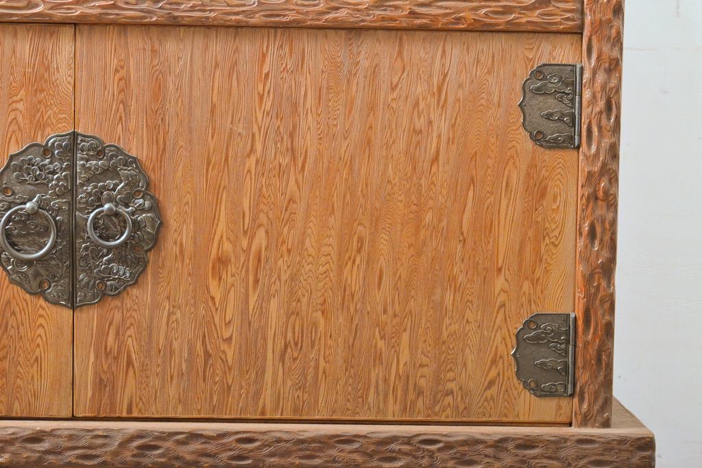 中古　屋久杉　突き板　木の風合いが趣あふれるサイドボード(突板、収納棚、飾り棚、茶棚)(R-058012)