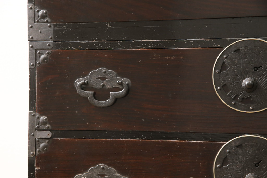 和製アンティーク　明治大正期　前面栗材　蝶覆輪金具　漆のきれいな米沢箪笥(重ね箪笥、和たんす、収納箪笥、時代箪笥、整理タンス)(R-058265)