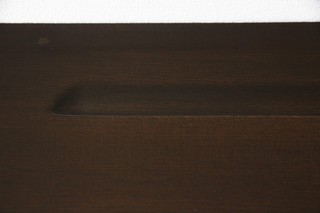 ヴィンテージ家具　イギリスビンテージ　ERCOL(アーコール)　old colonial(オールドコロニアル)　彫りの装飾が目を引くクラシカルなサイドボード(収納棚、キャビネット)(R-050164)