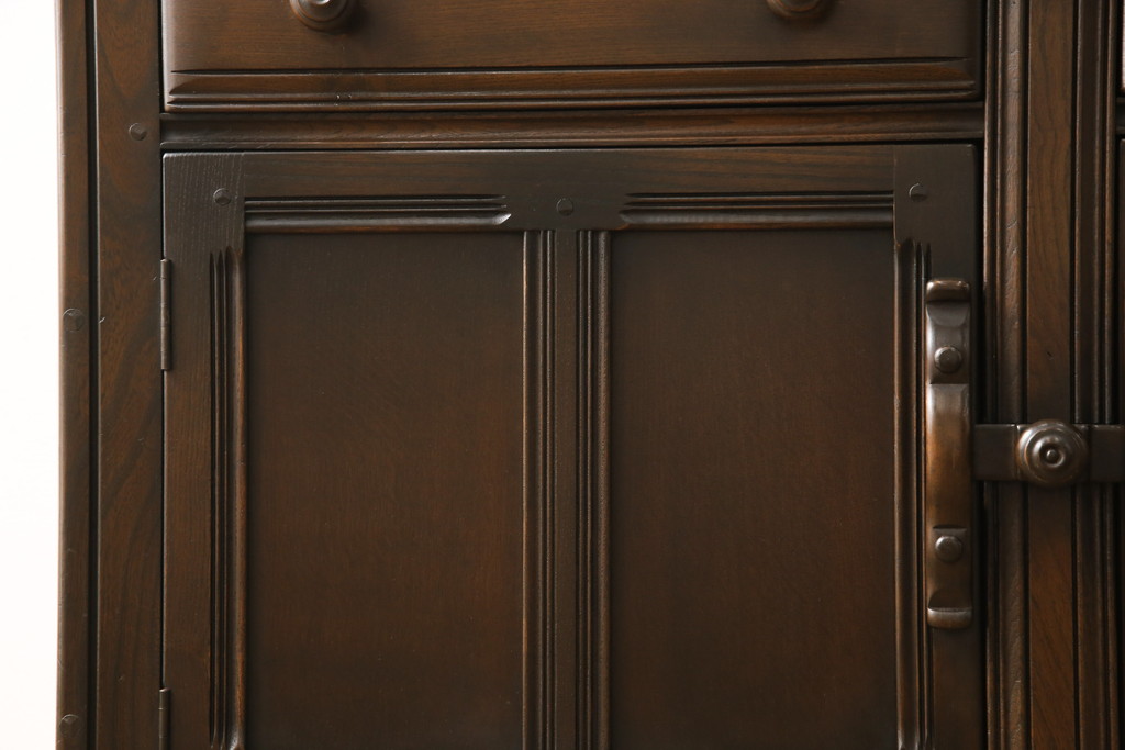 ヴィンテージ家具　イギリスビンテージ　ERCOL(アーコール)　old colonial(オールドコロニアル)　彫りの装飾が目を引くクラシカルなサイドボード(収納棚、キャビネット)(R-050164)