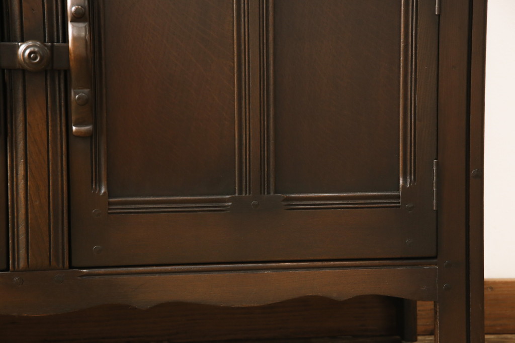 ヴィンテージ家具　イギリスビンテージ　ERCOL(アーコール)　old colonial(オールドコロニアル)　彫りの装飾が目を引くクラシカルなサイドボード(収納棚、キャビネット)(R-050164)