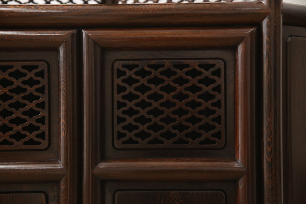 和製ヴィンテージ　鉄刀木(タガヤサン)の艶のある木肌が上品な雰囲気を演出するコーナー飾り棚(キャビネット、収納棚、ビンテージ)(R-050488)