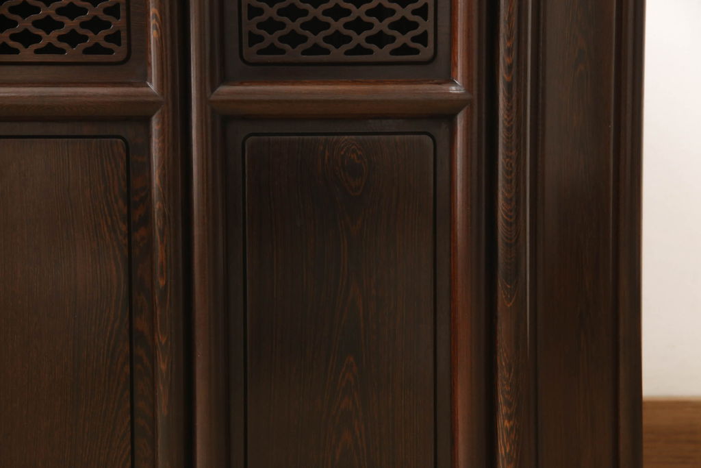 和製ヴィンテージ　鉄刀木(タガヤサン)の艶のある木肌が上品な雰囲気を演出するコーナー飾り棚(キャビネット、収納棚、ビンテージ)(R-050488)