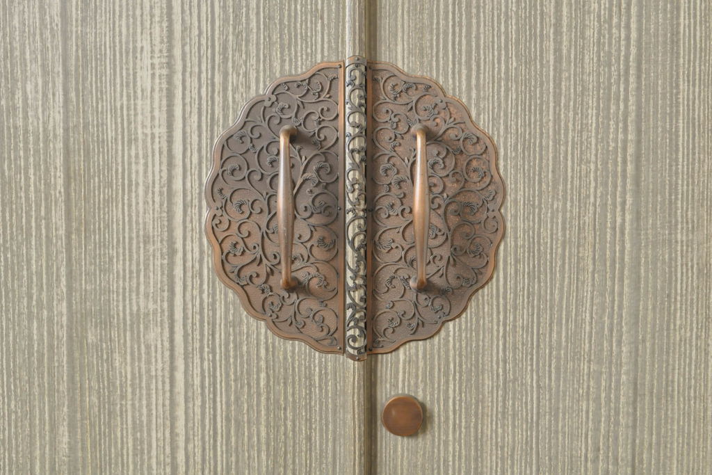 中古　繊細なデザインの金具が魅力的な加茂総桐箪笥(並厚、総桐たんす、引き出し、着物箪笥、和タンス)(R-061525)