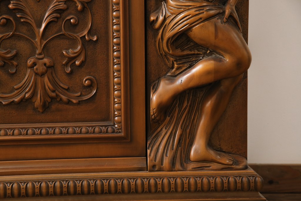 中古　超美品　エイシン取り扱い　イタリア高級家具　美術品のような細やかな彫刻が美しいサイドボード(定価約120万円)(キャビネット、カウンター、収納棚、リビングボード)(R-058264)