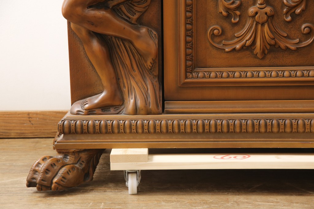 中古　超美品　エイシン取り扱い　イタリア高級家具　美術品のような細やかな彫刻が美しいサイドボード(定価約120万円)(キャビネット、カウンター、収納棚、リビングボード)(R-058264)