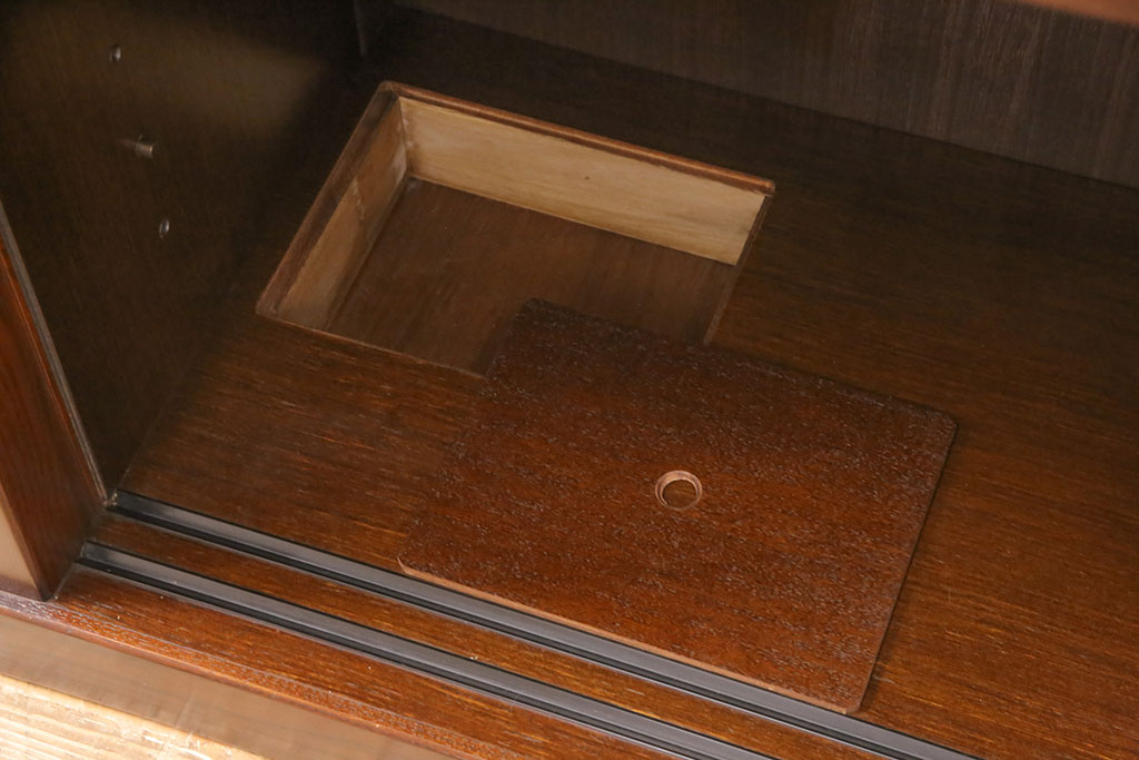中古　美品　国産　ケヤキ材　縦桟が上品な和の趣を演出する水屋箪笥(食器棚、和風キャビネット、収納棚)(定価約60万円)(R-051040)
