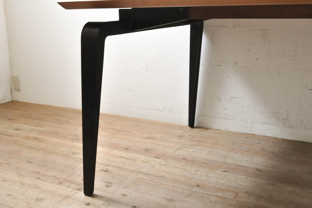 中古　極美品　リーン・ロゼ(ligne roset)　ロゼオデッサ(ROSEODESSA)　シンプルで美しいデザインのダイニングテーブル(リーンロゼ、4人掛け、6人掛け、食卓、作業台)(定価約89万円)(R-068132)