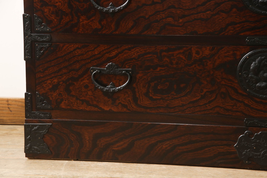 中古　美品　伝統民芸家具　岩谷堂箪笥　天板リメイク　力強い木目で和の趣あふれるサイドボード(ローチェスト、引き出し、リビングボード、衣装箪笥)(R-054416)