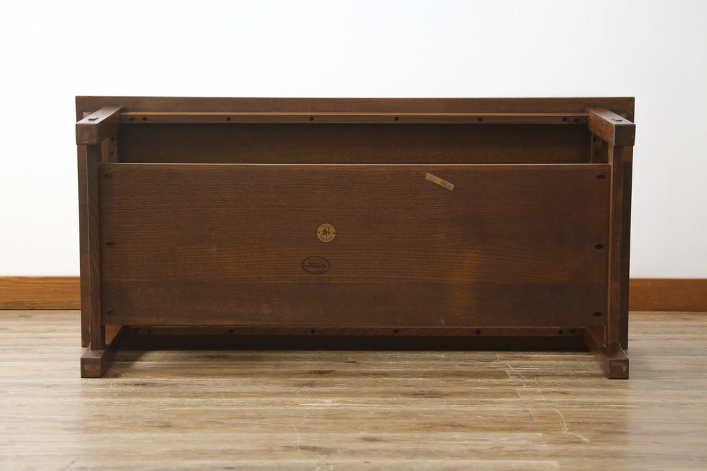 中古　美品!!　アメリカ　Stickley(スティックレー、スティックレイ)　89-757　洗練されたデザインが目を引くカクテルテーブル(Cocktail Table、リビングテーブル、センターテーブル、ローテーブル)(定価約48万円)(R-081266)