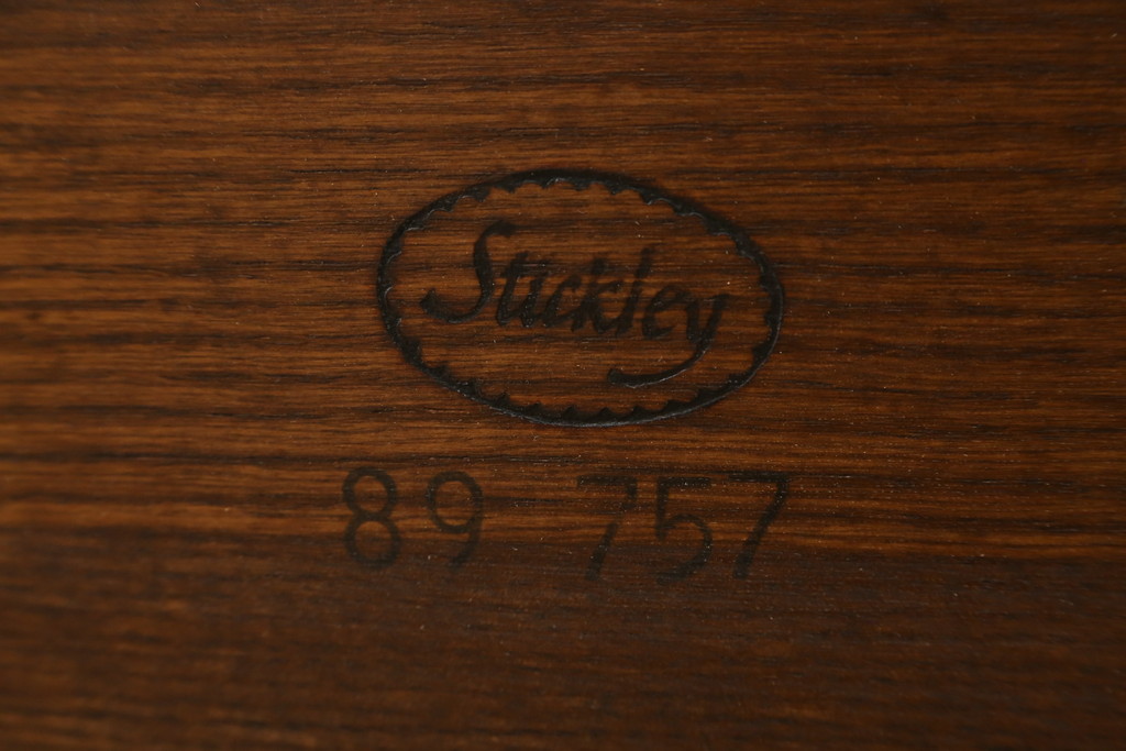 中古　美品!!　アメリカ　Stickley(スティックレー、スティックレイ)　89-757　洗練されたデザインが目を引くカクテルテーブル(Cocktail Table、リビングテーブル、センターテーブル、ローテーブル)(定価約48万円)(R-081266)