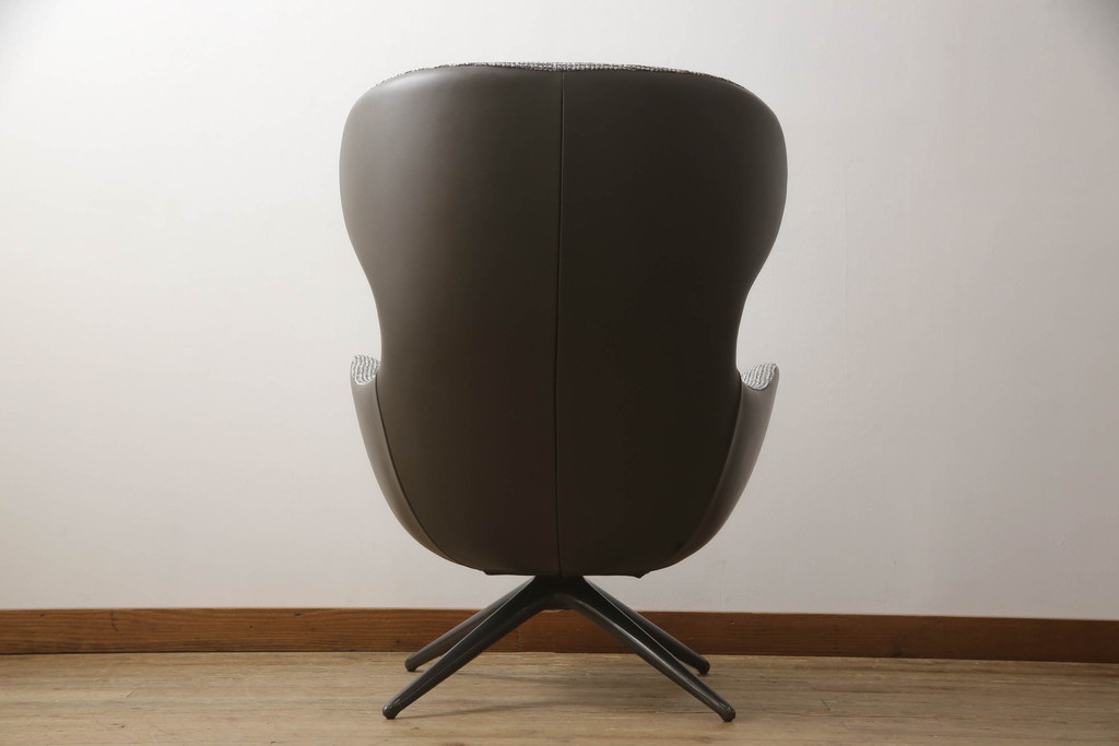 中古　極美品　Poliform(ポリフォーム)　Marcel Wanders(マルセル・ワンダース)　MAD JOKER(マッド・ジョーカー)　心地良いくつろぎの空間を演出するアームチェア(ラウンジチェア、一人掛けソファ、1人掛けソファ、パーソナルチェア、回転椅子、回転イス、回転チェア)(定価約61万9千円)(R-066906)