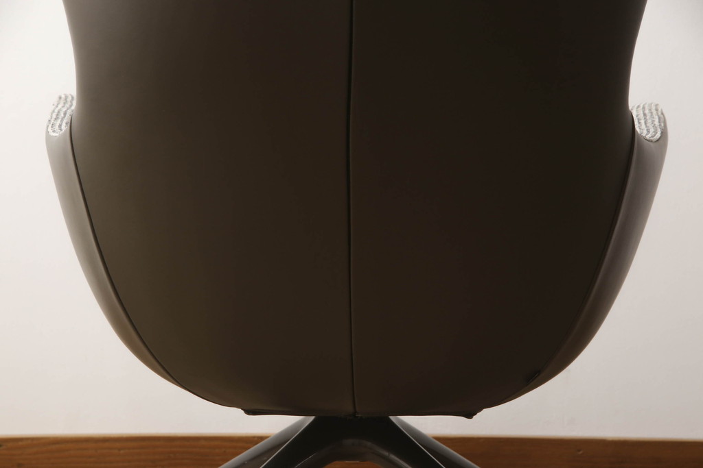 中古　極美品　Poliform(ポリフォーム)　Marcel Wanders(マルセル・ワンダース)　MAD JOKER(マッド・ジョーカー)　心地良いくつろぎの空間を演出するアームチェア(ラウンジチェア、一人掛けソファ、1人掛けソファ、パーソナルチェア、回転椅子、回転イス、回転チェア)(定価約61万9千円)(R-066906)