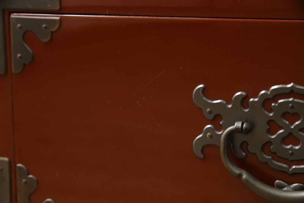 中古　美品!!　欅産業製　特注　漆塗り　朱塗り　上品な牡丹の金具がアクセントの米沢箪笥サイドボード(和タンス、収納たんす、引き出し)(定価約150万円)(R-066398)