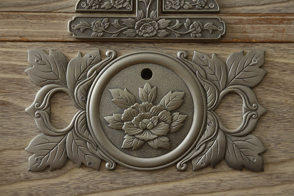中古　最高級　会津桐使用　伝統工芸品　桐芸士　一條秀逸作　かねはち謹製　意匠の凝らした金具付きの総桐箪笥・上段(総桐たんす、和タンス、衣装箪笥、収納箪笥、テレビ台、テレビボード、ローボード、サイドボード、引き出し、チェスト)(R-082229)