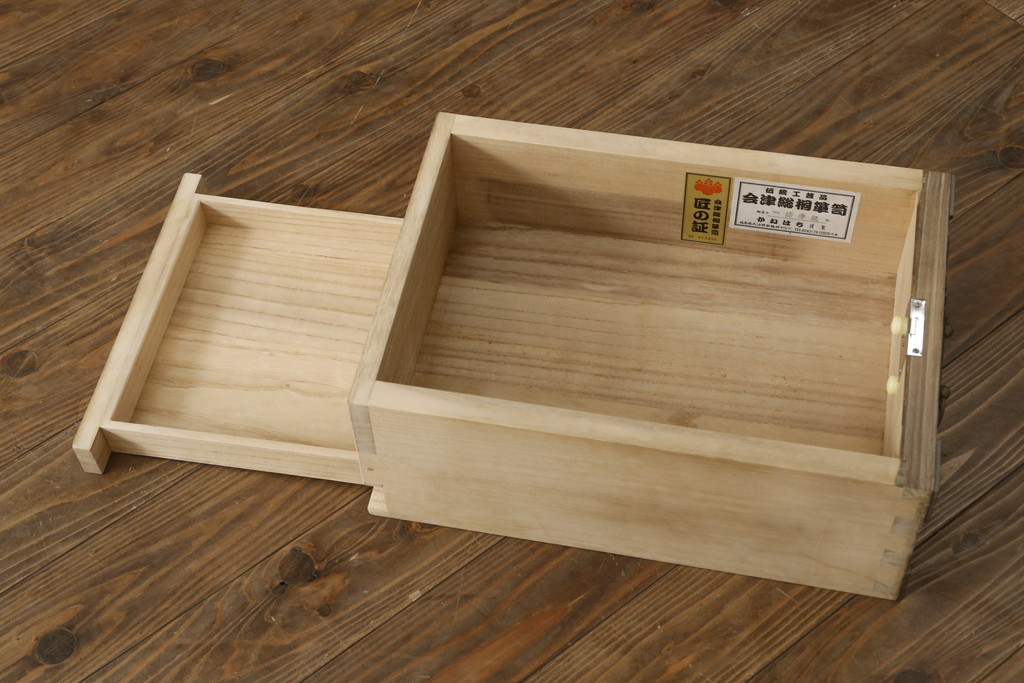 中古　最高級　会津桐使用　伝統工芸品　桐芸士　一條秀逸作　かねはち謹製　意匠の凝らした金具付きの総桐箪笥・下段(総桐たんす、和タンス、衣装箪笥、収納箪笥、サイドボード、引き出し、チェスト)(R-082230)