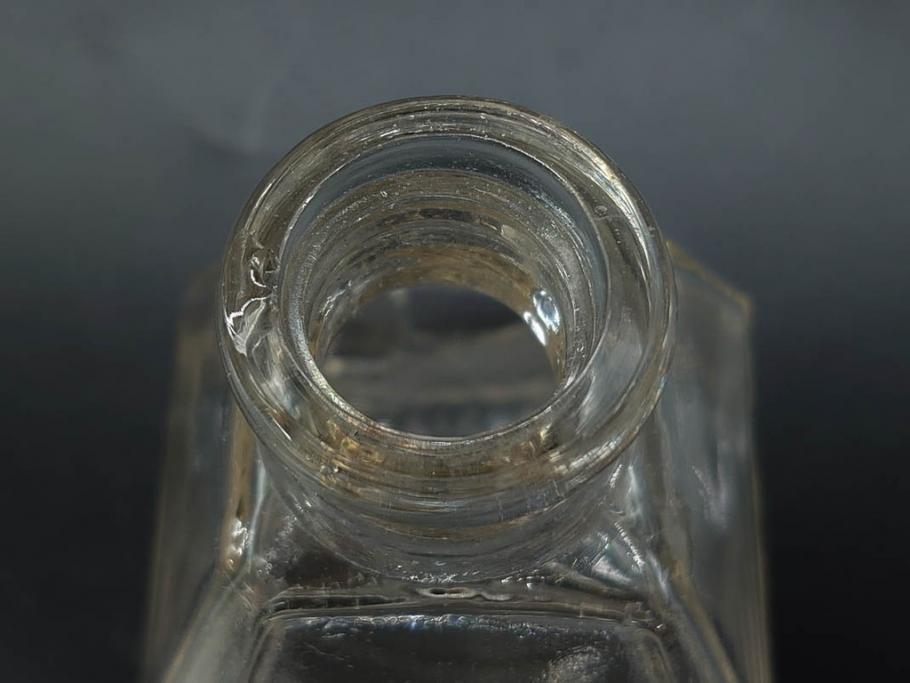 昭和初期　プレスガラス　醤油差し　食卓に彩を添えるガラス瓶5点セット(醤油瓶、しょうゆ差し、調味料入れ、ツバメ、ソース、硝子、和ガラス)(R-082885)