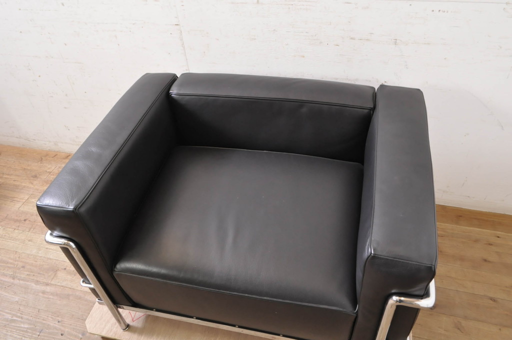 中古　美品　Cassina(カッシーナ)　ル・コルビュジエ(Le Corbusier)　LC3　GRAND MODELE(グラン モデル)　本革製　ポリエステルパッディング　シンプルモダンなデザインがかっこいい1人掛けソファ(1Pソファ、一人掛け)(定価約103万円)(R-083094)