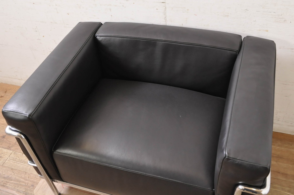中古　美品　Cassina(カッシーナ)　ル・コルビュジエ(Le Corbusier)　LC3　GRAND MODELE(グラン モデル)　本革製　ポリエステルパッディング　シンプルモダンなデザインがかっこいい1人掛けソファ(1Pソファ、一人掛け)(定価約103万円)(R-083094)