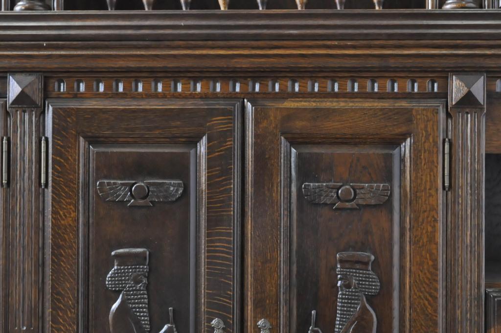中古　美品　高級輸入家具　オーク材　重厚感ある佇まいと迫力ある彫刻が魅力的な特大キャビネット(収納棚、飾り棚、戸棚、引き出し)(R-067676)