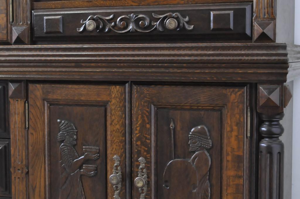 中古　美品　高級輸入家具　オーク材　重厚感ある佇まいと迫力ある彫刻が魅力的な特大キャビネット(収納棚、飾り棚、戸棚、引き出し)(R-067676)