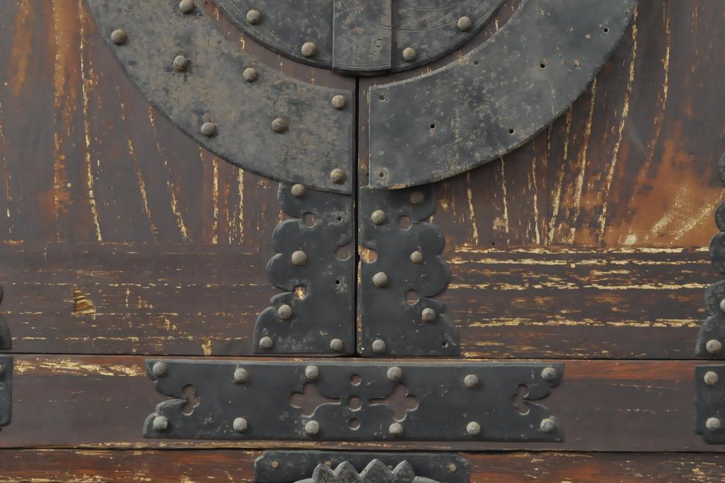 和製アンティーク　総桐　変わり金具　歴史を感じる佇まいが魅力的な観音開き時代箪笥(和タンス、収納箪笥、引き出し、重ね箪笥)(R-057920)