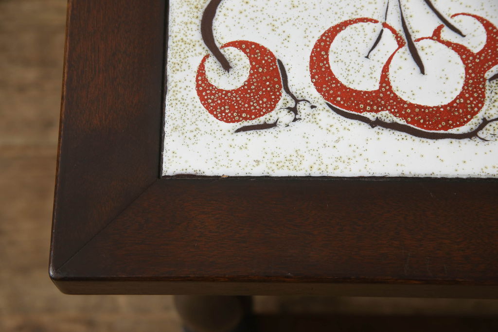 希少!　中古美品　特注品　松本民芸家具　さくらんぼの絵柄がかわいらしいタイルトップサイドテーブル(ローテーブル、センターテーブル)(R-054391)
