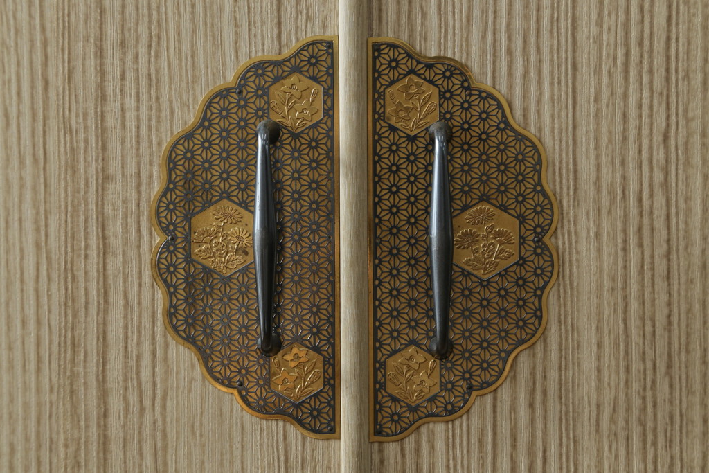 中古　柔らかな色合いと上品な佇まいが魅力的な加茂総桐箪笥(並厚、総桐たんす、衣装箪笥、着物箪笥、和タンス、引き出し)(R-075702)