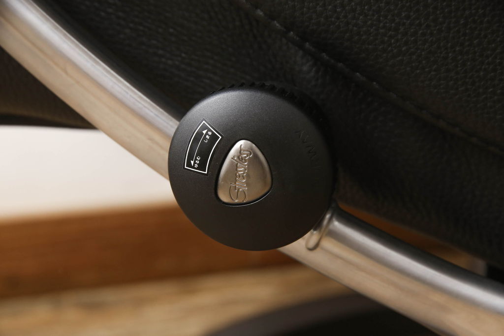 中古　美品　EKORNES(エコーネス)　Stressless Magic(ストレスレス マジック)　シグニチャー　Mサイズ　本革　オットマン付きストレスレスチェア(レザー、リクライニングチェア、一人掛けソファ、1P、アームチェア)(定価約66万円)(R-060138)