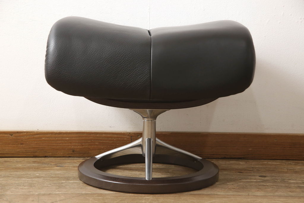 中古　美品　EKORNES(エコーネス)　Stressless(R) Magic　シグニチャー　Mサイズ　本革　オットマン付きストレスレスチェア(レザー、リクライニングチェア、一人掛けソファ、1P、アームチェア)(定価約66万円)(R-060138)