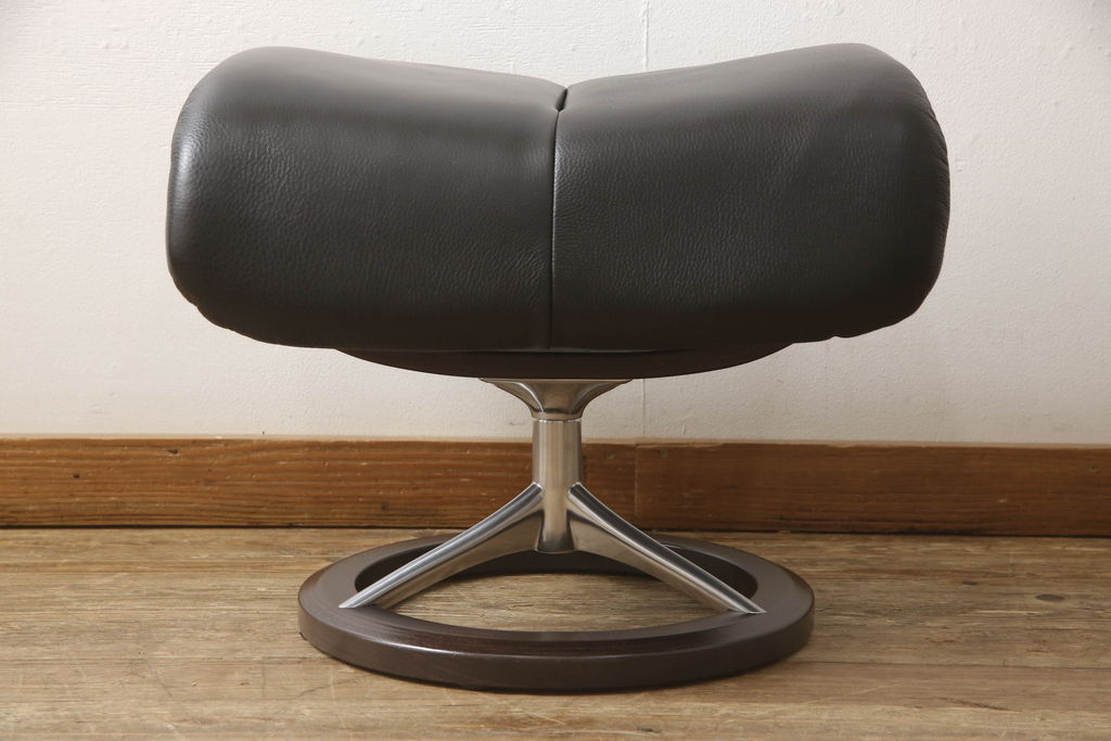 中古　美品　EKORNES(エコーネス)　Stressless(R) Magic　シグニチャー　Mサイズ　本革　オットマン付きストレスレスチェア(レザー、リクライニングチェア、一人掛けソファ、1P、アームチェア)(定価約66万円)(R-060138)